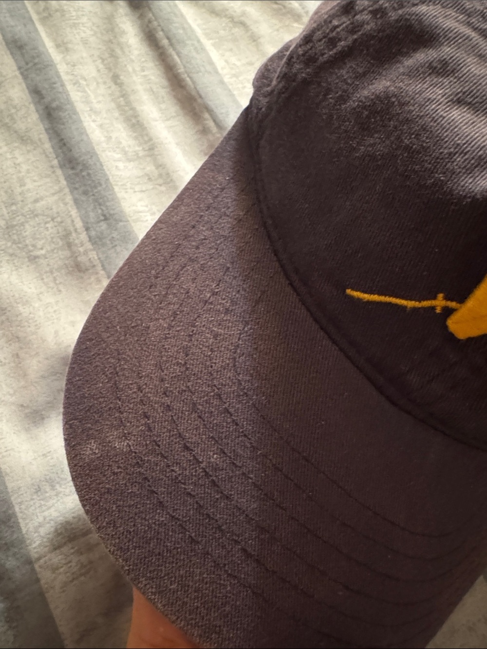 U of W Sports Club hat - Picture 2 of 4
